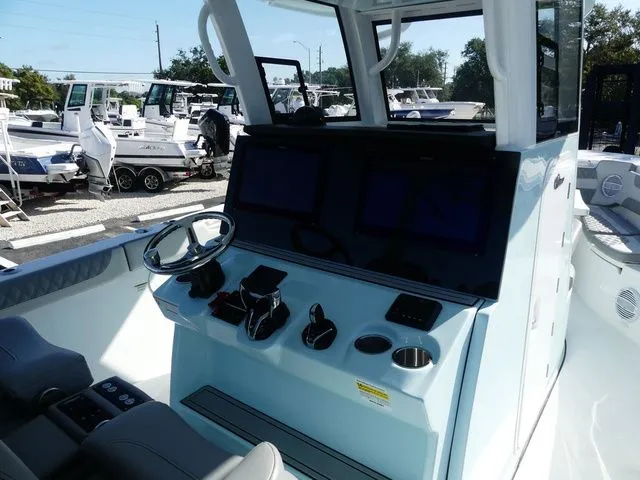 Slide: The Image of Sea Pro 322 Offshore DLX 2025 - 8