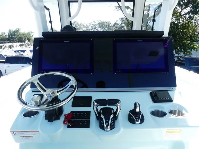 Slide: The Image of Sea Pro 322 Offshore DLX 2025 - 9