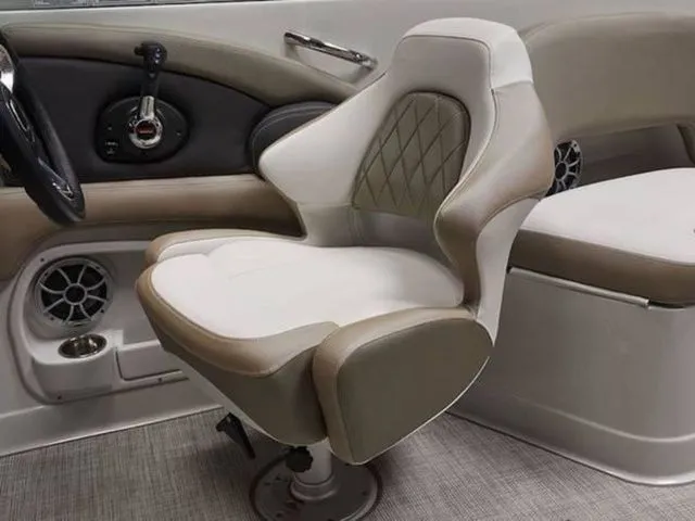 Slide: The Image of Crownline Boats Eclipse E260 XS 2025 - 11