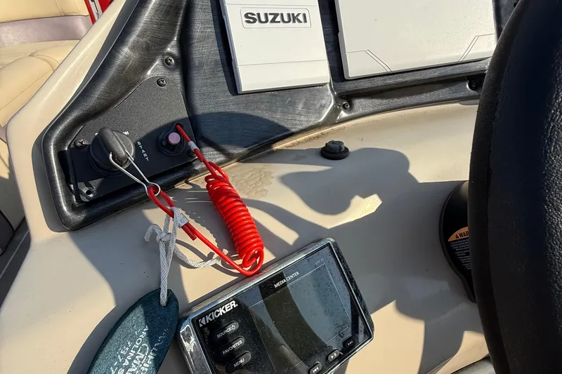 Slide: The Image of Control panel of a 2019 Bentley Pontoons 223 Cruise with Suzuki equipment. - 9
