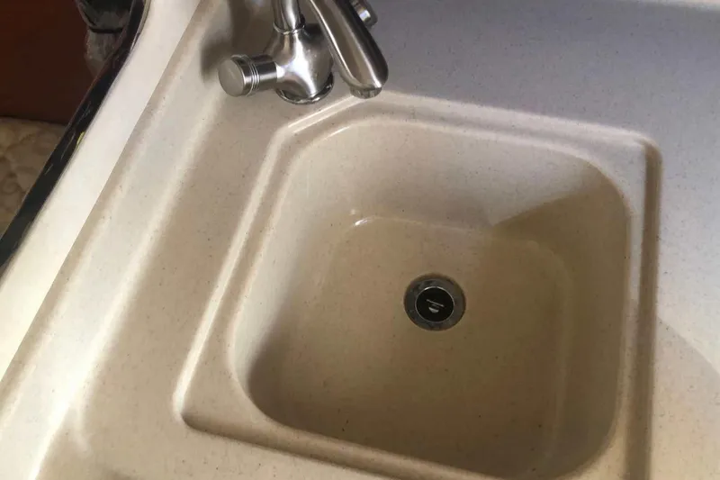 Slide: The Image of Sink and faucet in 2005 Sea Ray 280 Sundancer boat. - 38