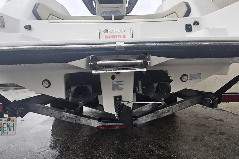 Slide: The Image of Rear view of 2022 Yamaha Boats 255 FSH Sport E on a trailer. - 11