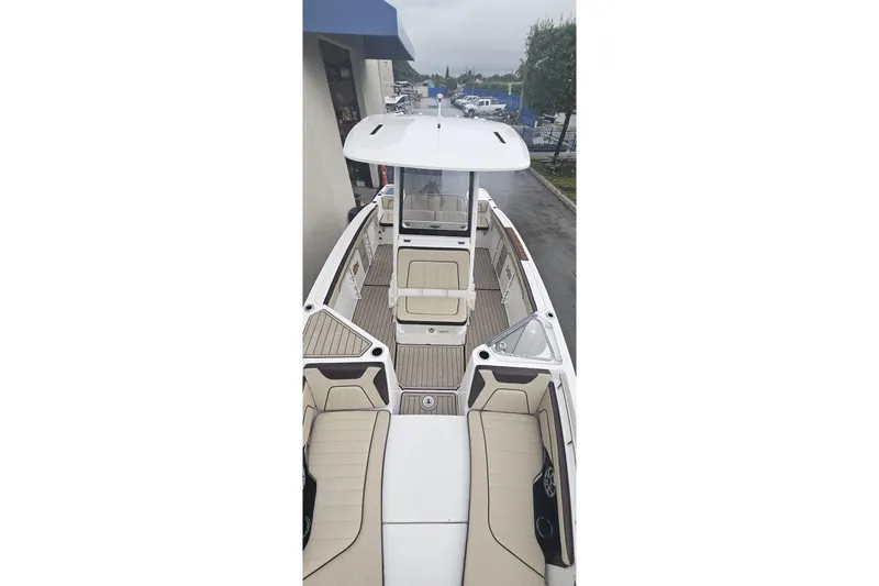 Slide: The Image of 2022 Yamaha Boats 255 FSH Sport E, featuring spacious seating and sleek design. - 6