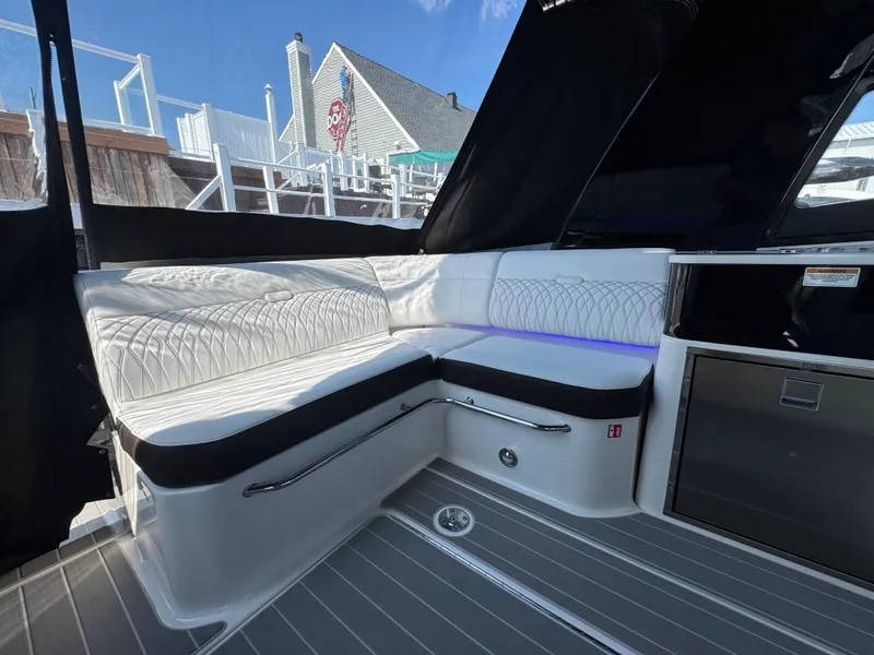 Slide: The Image of Sea Ray Sundancer 370 Outboard 2025 - 10