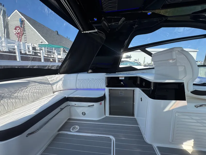 Slide: The Image of Sea Ray Sundancer 370 Outboard 2025 - 11