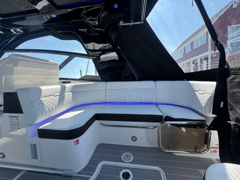 Slide: The Image of Sea Ray Sundancer 370 Outboard 2025 - 12