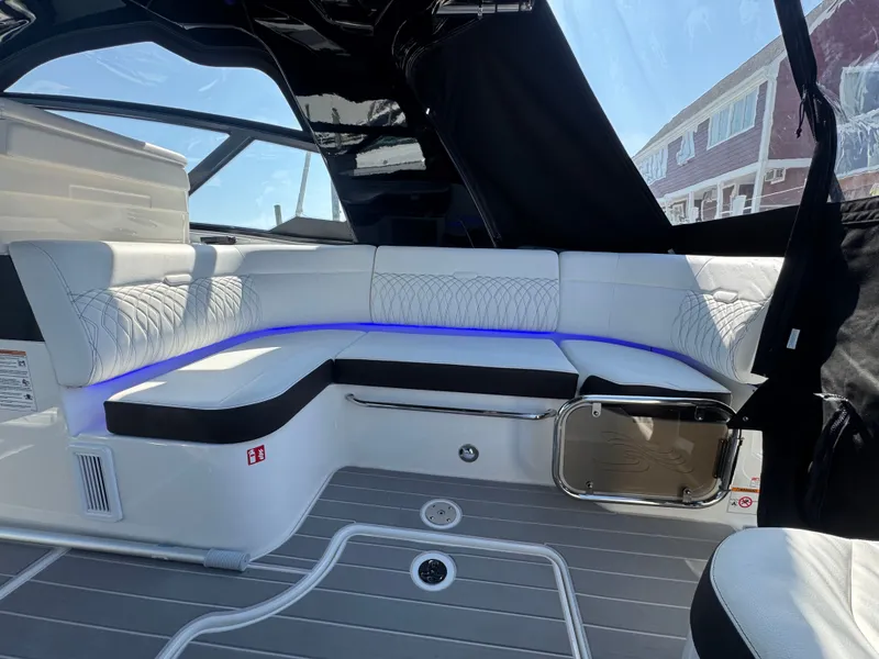 Slide: The Image of Sea Ray Sundancer 370 Outboard 2025 - 13