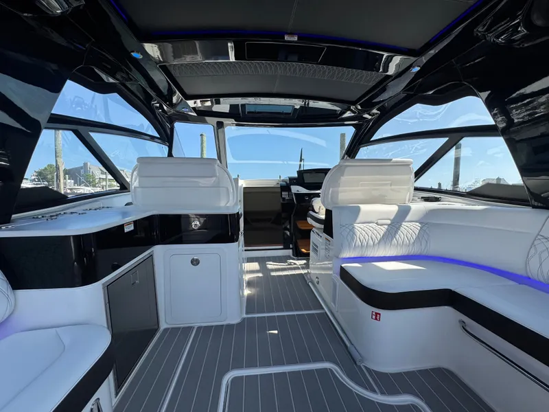 Slide: The Image of Sea Ray Sundancer 370 Outboard 2025 - 14