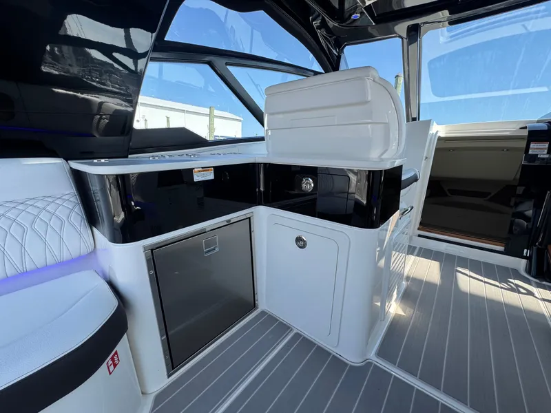 Slide: The Image of Sea Ray Sundancer 370 Outboard 2025 - 15