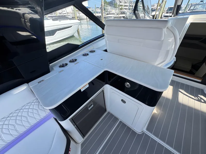 Slide: The Image of Sea Ray Sundancer 370 Outboard 2025 - 16