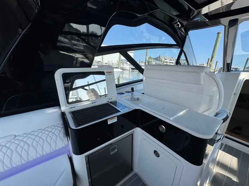 Slide: The Image of Sea Ray Sundancer 370 Outboard 2025 - 17
