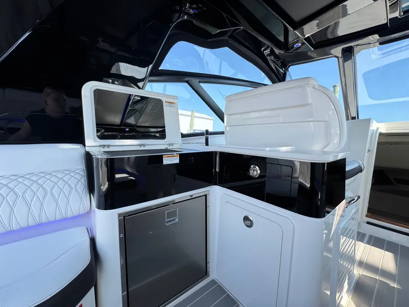 Slide: The Image of Sea Ray Sundancer 370 Outboard 2025 - 18