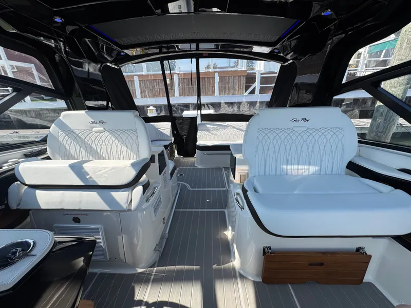 Slide: The Image of Sea Ray Sundancer 370 Outboard 2025 - 19