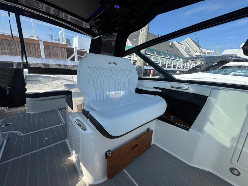 Slide: The Image of Sea Ray Sundancer 370 Outboard 2025 - 20