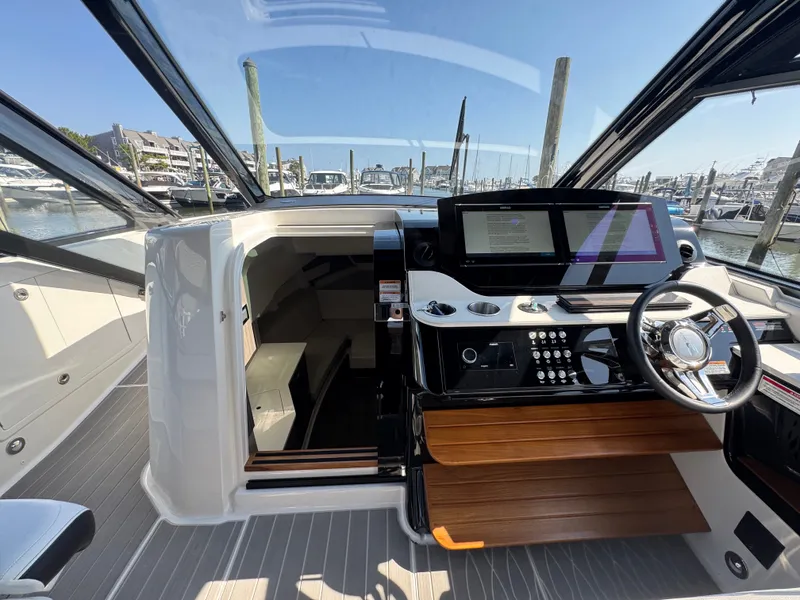Slide: The Image of Sea Ray Sundancer 370 Outboard 2025 - 23