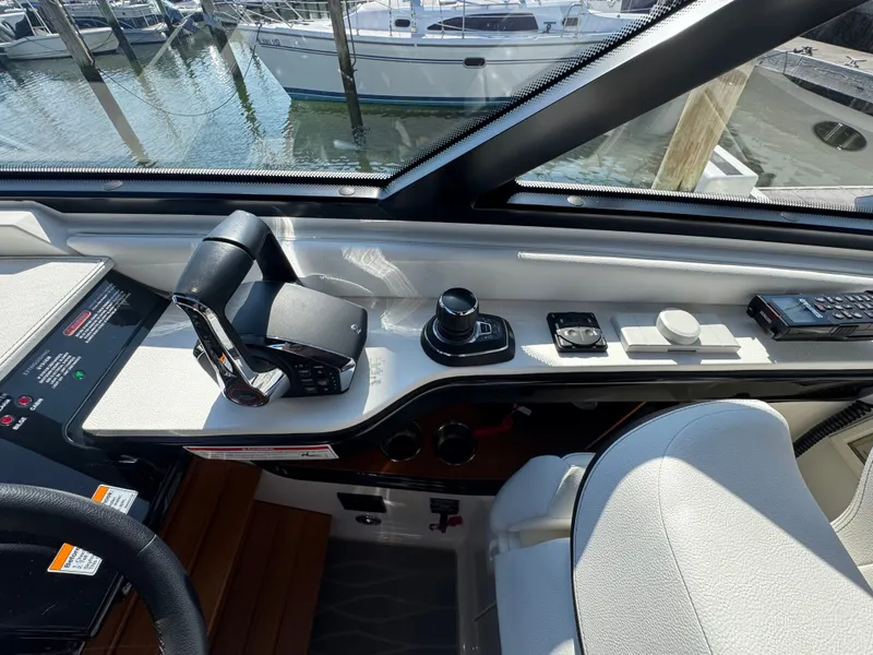 Slide: The Image of Sea Ray Sundancer 370 Outboard 2025 - 25