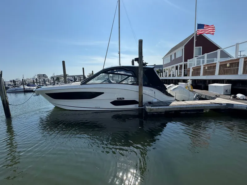 Slide: The Image of Sea Ray Sundancer 370 Outboard 2025 - 3