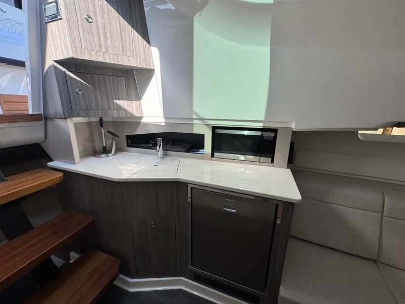 Slide: The Image of Sea Ray Sundancer 370 Outboard 2025 - 32