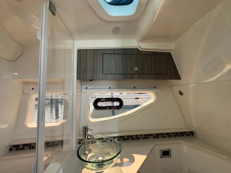 Slide: The Image of Sea Ray Sundancer 370 Outboard 2025 - 34