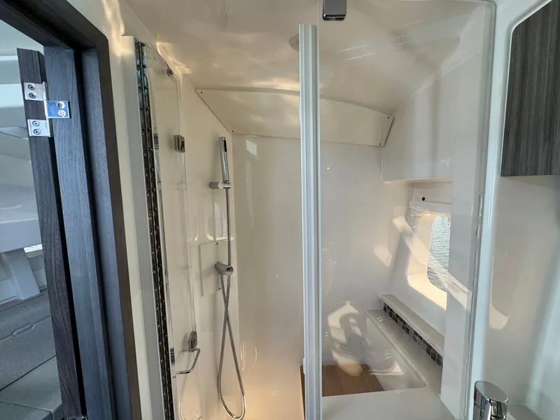 Slide: The Image of Sea Ray Sundancer 370 Outboard 2025 - 37