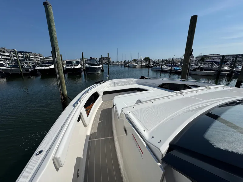 Slide: The Image of Sea Ray Sundancer 370 Outboard 2025 - 41