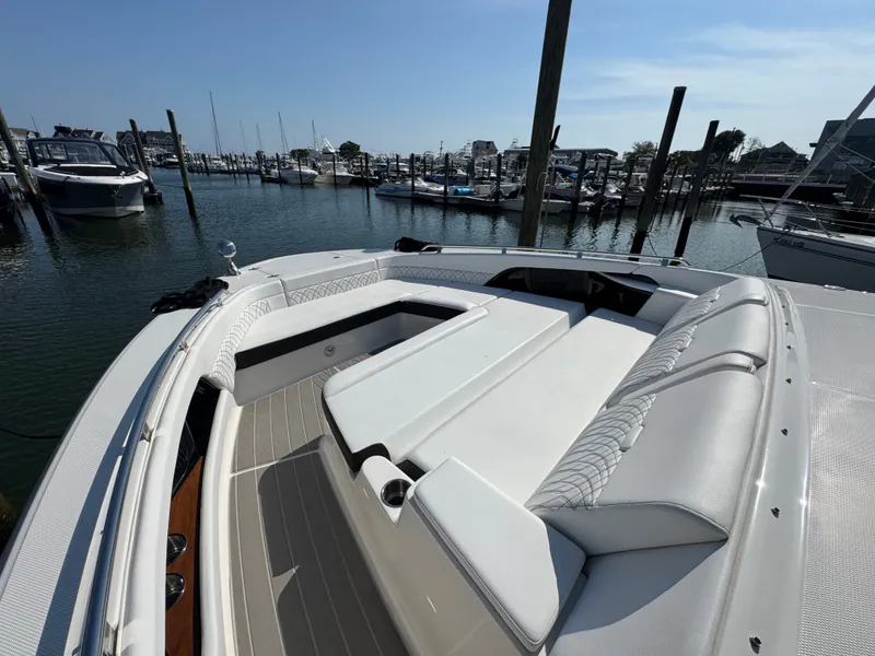 Slide: The Image of Sea Ray Sundancer 370 Outboard 2025 - 42