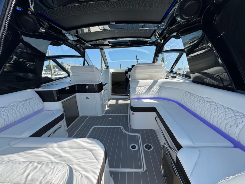 Slide: The Image of Sea Ray Sundancer 370 Outboard 2025 - 7