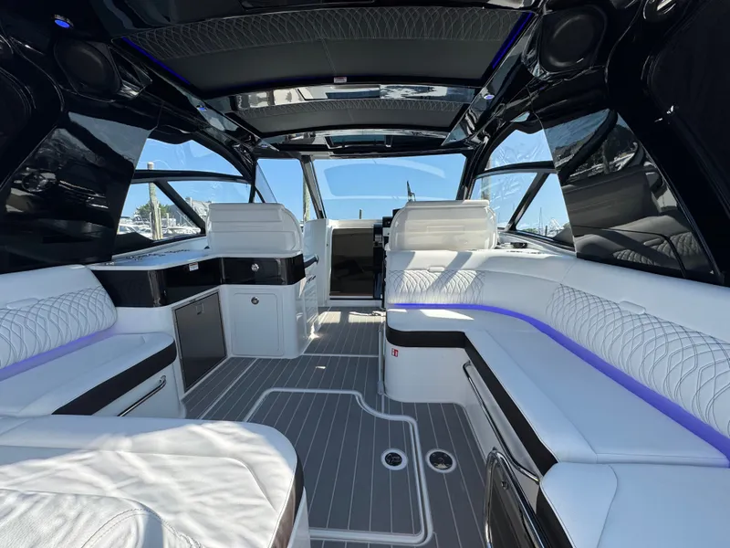 Slide: The Image of Sea Ray Sundancer 370 Outboard 2025 - 8