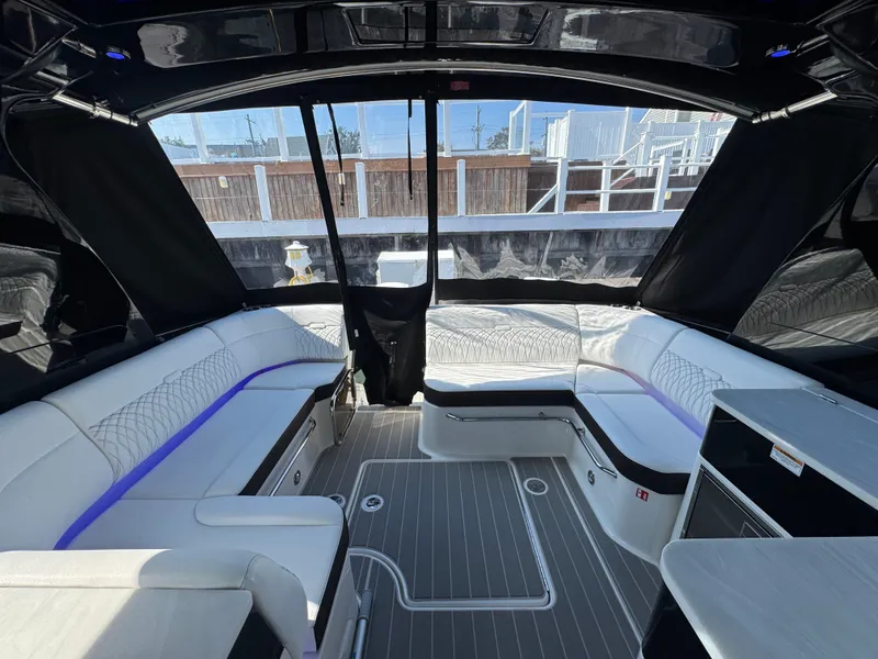 Slide: The Image of Sea Ray Sundancer 370 Outboard 2025 - 9