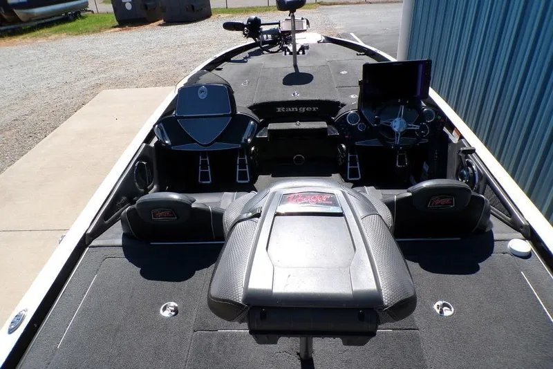 Slide: The Image of 2016 Ranger Z520 Comanche boat interior with seating and steering console. - 18