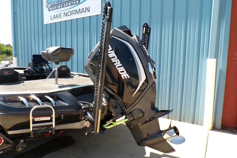 Slide: The Image of 2016 Ranger Z520 Comanche boat with Evinrude engine at Lake Norman Marine Center. - 6