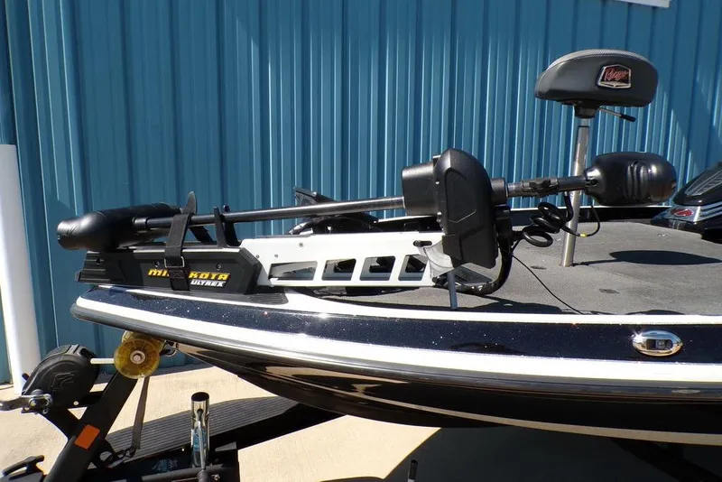 Slide: The Image of 2016 Ranger Z520 Comanche boat with Minn Kota Ultrex trolling motor. - 9