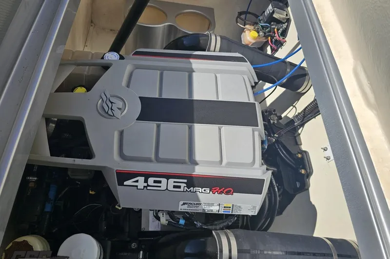 Slide: The Image of 2010 Hustler 266 Classic boat engine, 496 MAG H.O., detailed view. - 90