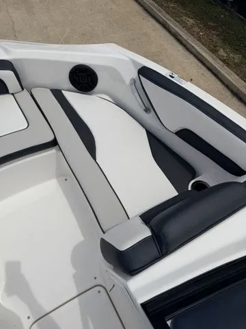 Slide: The Image of Yamaha SX195 2026 - 12