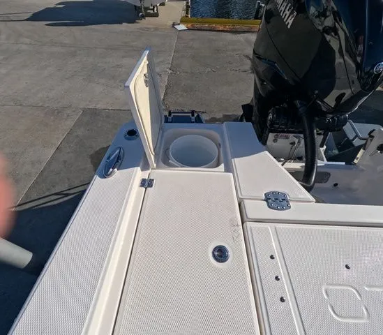 Slide: The Image of Robalo 266 Cayman 2023 - 17