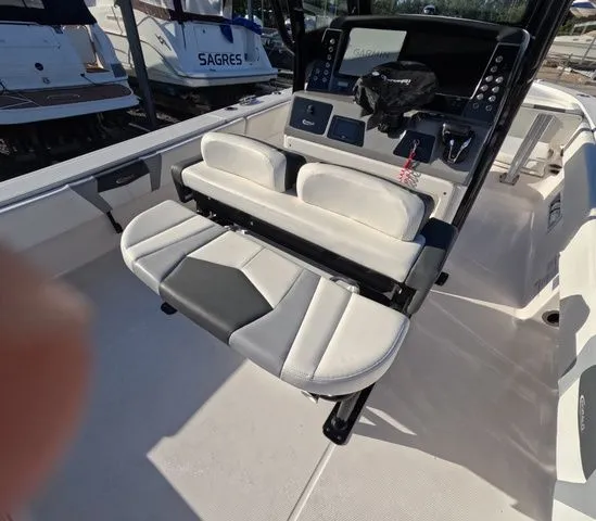 Slide: The Image of Robalo 266 Cayman 2023 - 21
