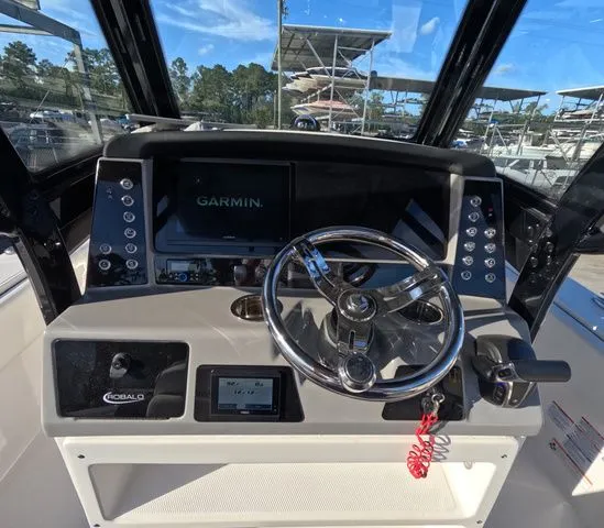 Slide: The Image of Robalo 266 Cayman 2023 - 24