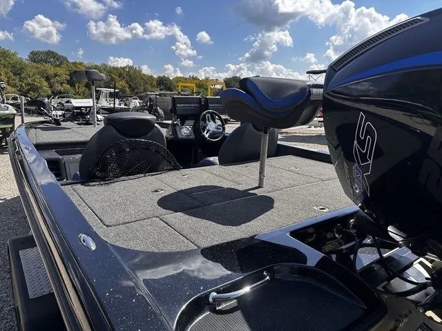 Slide: The Image of Caymas CX 20 2021 - 7