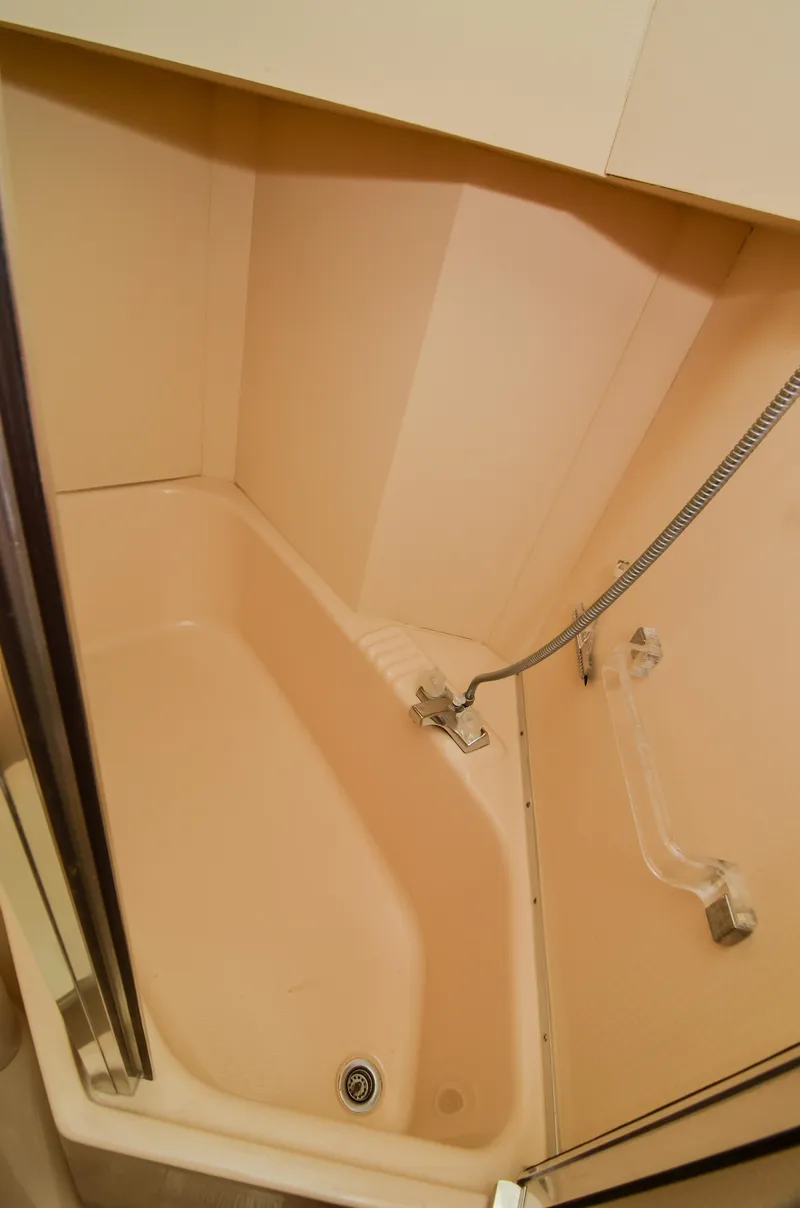 Slide: The Image of Bathtub with shower in 2002 Bayliner 4788 Pilot House Motoryacht. - 46