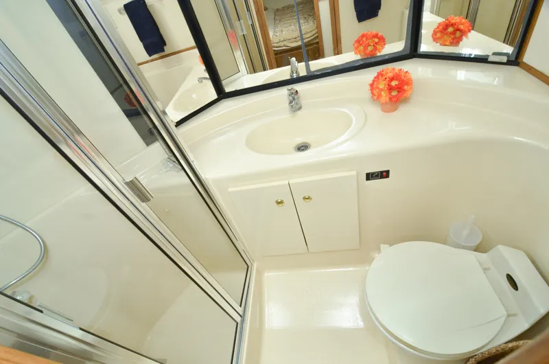 Slide: The Image of Bayliner 4788 Pilot House Motoryacht 2002 - 50