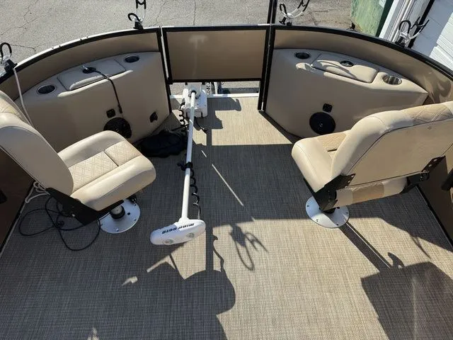 Slide: The Image of Bentley Pontoons 220 Fish 4 Point 2020 - 10