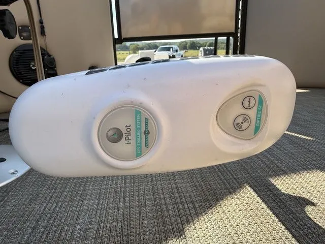 Slide: The Image of Bentley Pontoons 220 Fish 4 Point 2020 - 11