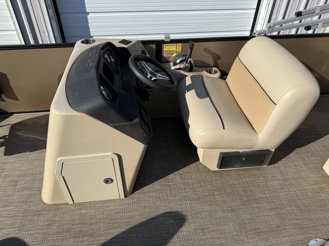 Slide: The Image of Bentley Pontoons 220 Fish 4 Point 2020 - 15