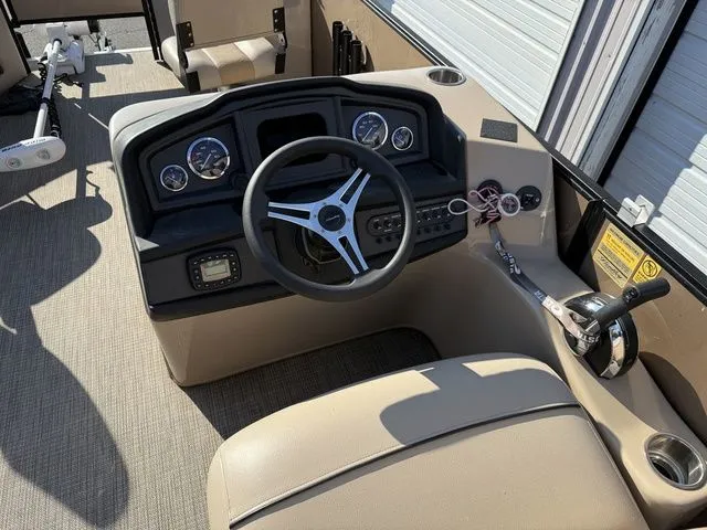 Slide: The Image of Bentley Pontoons 220 Fish 4 Point 2020 - 16