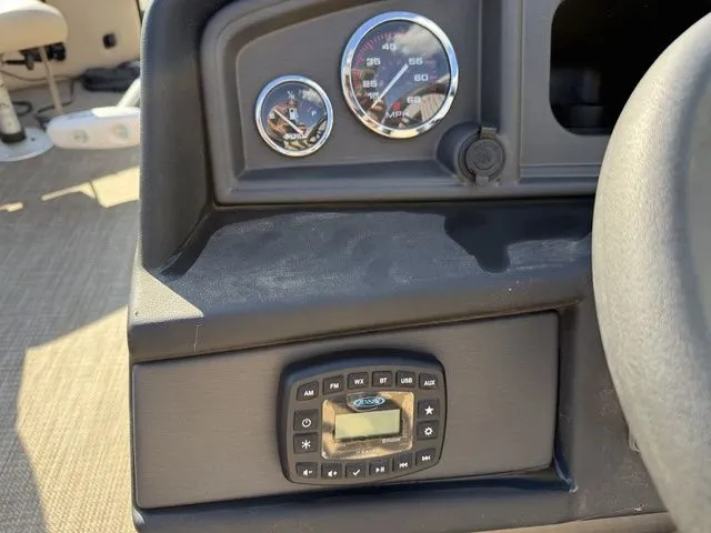 Slide: The Image of Bentley Pontoons 220 Fish 4 Point 2020 - 17