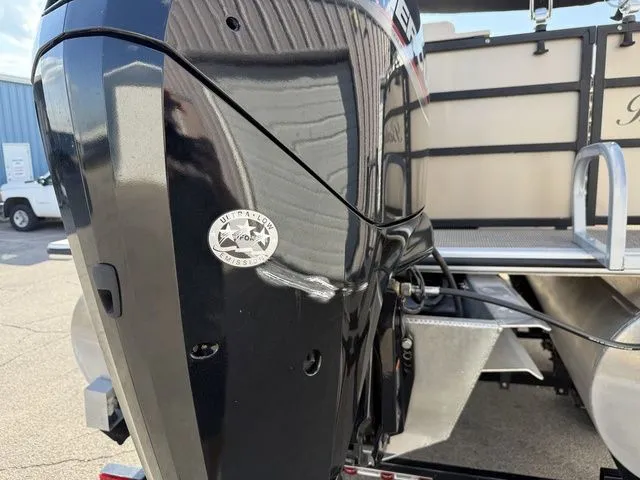 Slide: The Image of Bentley Pontoons 220 Fish 4 Point 2020 - 29