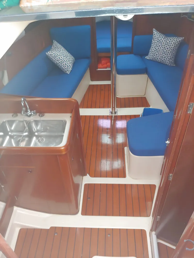 Slide: The Image of Beneteau Oceanus 321 1999 - 13