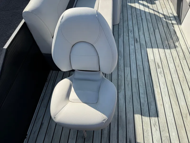 Slide: The Image of Crest 200 Pontoon with 115HP Yamaha Fourstroke EFI 2017 - 12