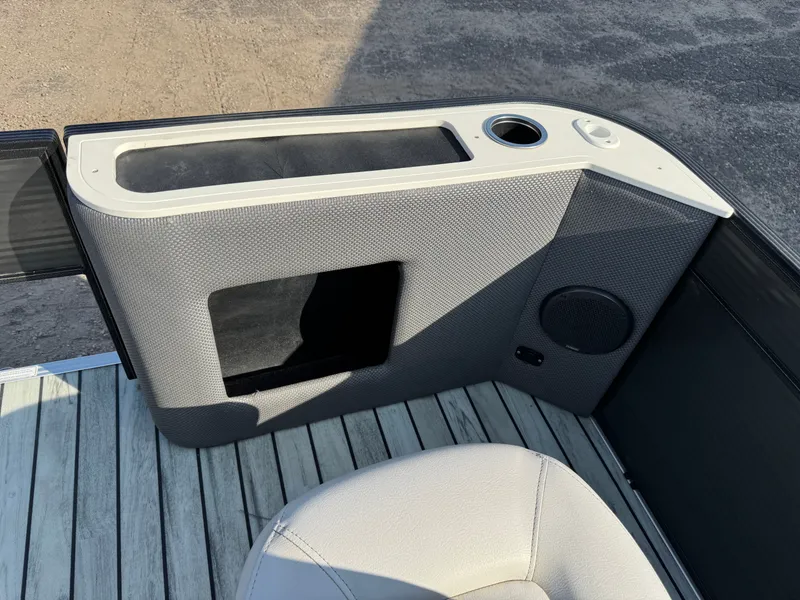 Slide: The Image of Crest 200 Pontoon with 115HP Yamaha Fourstroke EFI 2017 - 13