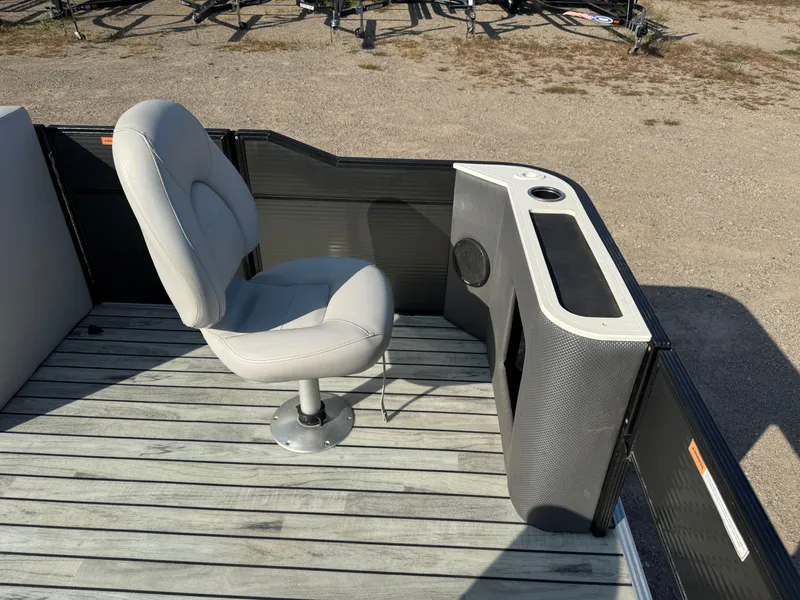 Slide: The Image of Crest 200 Pontoon with 115HP Yamaha Fourstroke EFI 2017 - 15